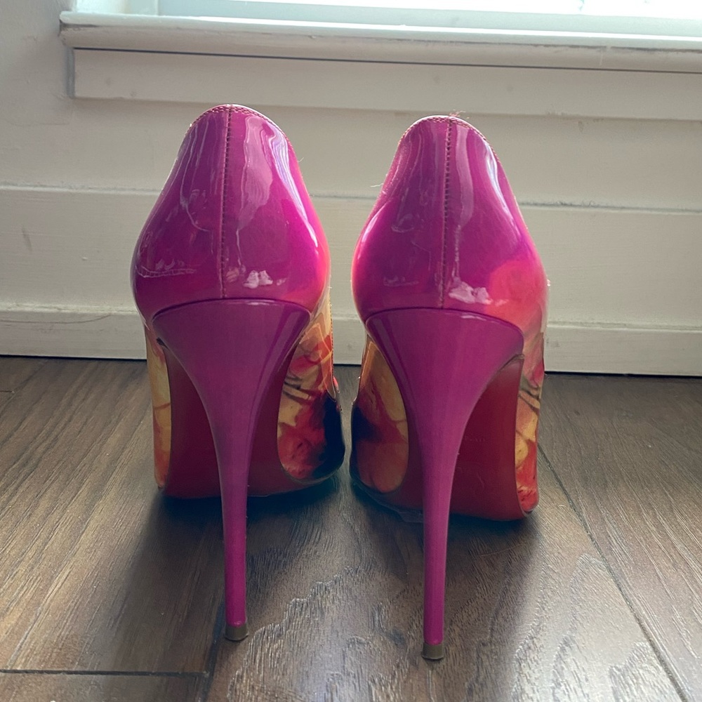 * Christian Louboutin patent leather pump.
* 4" covered stiletto heel.